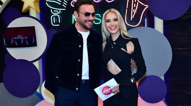 SİNAN AKÇIL’DAN ZEYNEP BOZKAYA’YA SÜRPRİZ ŞARKI!