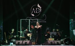 “Ben Kimseye Küs Değilim!” – Niran Ünsal İzmir’de Sessizliği Bozdu