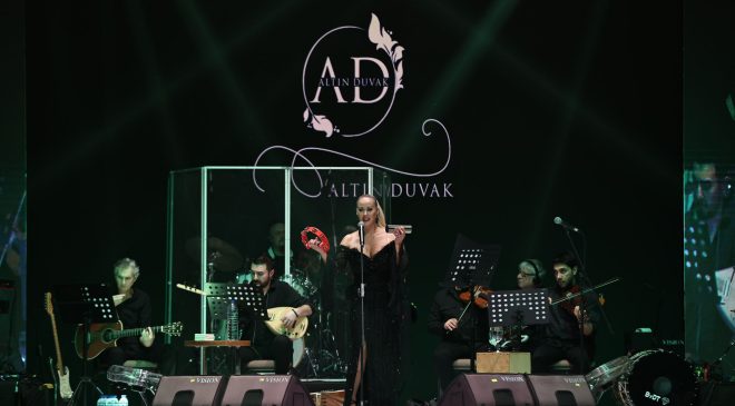 “Ben Kimseye Küs Değilim!” – Niran Ünsal İzmir’de Sessizliği Bozdu