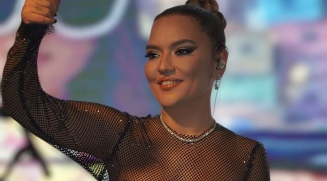 Demet Akalın, tarzıyla da geceye damgasını vurdu…