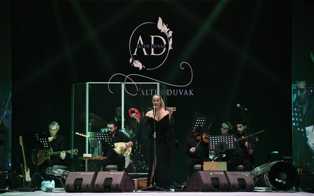 “Ben Kimseye Küs Değilim!” – Niran Ünsal İzmir’de Sessizliği Bozdu