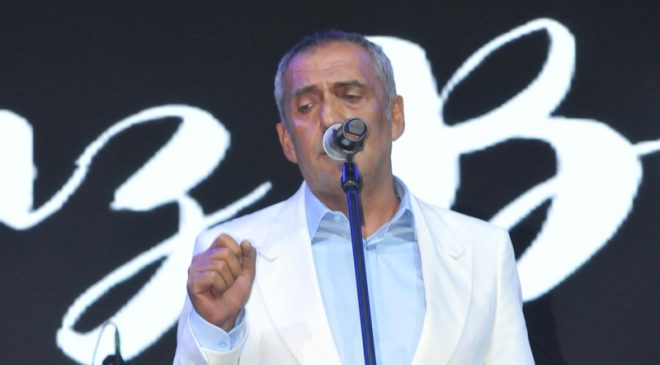 Neşeli Tavırlarıyla Dikkat Çekti