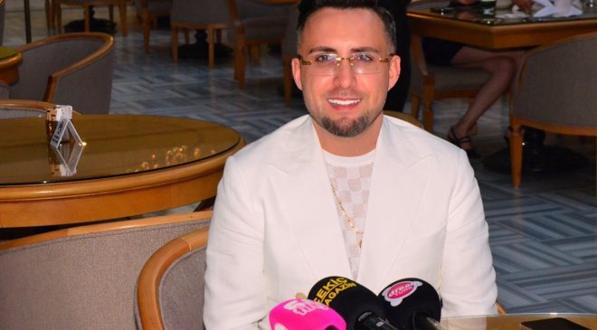 Türk moda tasarımcısı Cafer Andıç, son dönemde gerçekleştirdiği çarpıcı projelerle adından söz ettiriyor.