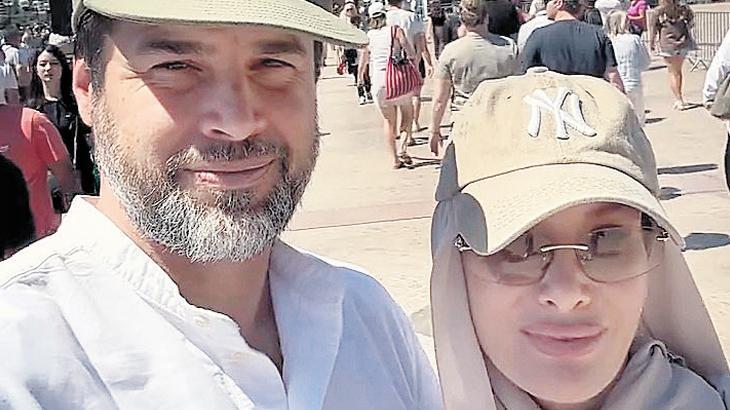 Eşinin ülkesine gitti