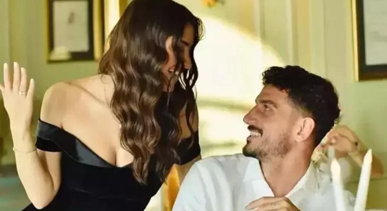 Hazal Çağlar ve Samet Akaydın düğün için gün sayıyor İşte kına gecesinden kareler