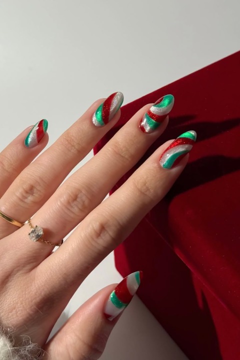 Yeni Yıla Havalı Bir Giriş: Yılbaşı Temalı Tırnak İlhamları / 9