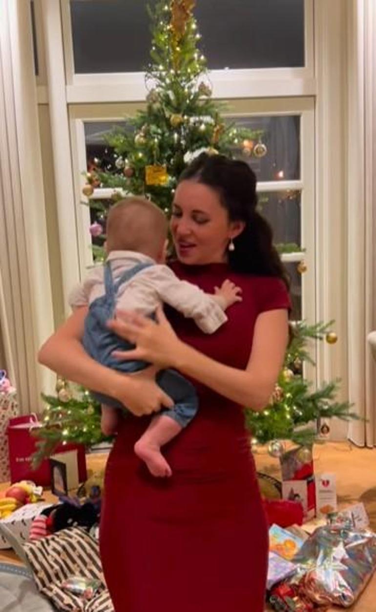 Şarkıcı Karsudan oğlu Blues ile yılbaşı paylaşımı