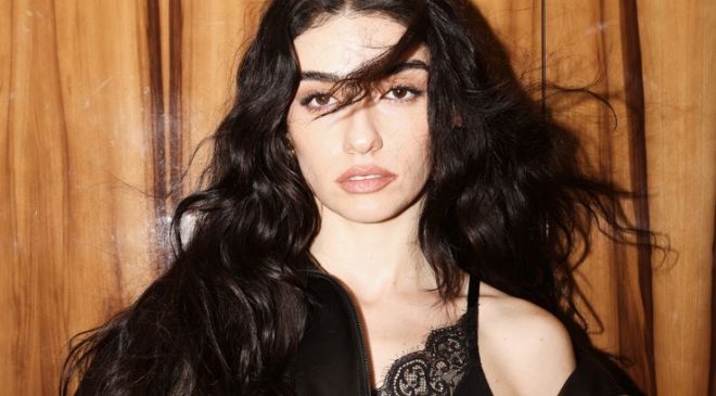 GEÇTİĞİMİZ YILIN    ‘STİL SAHİBİ KADIN OYUNCUSU’  HAZAR ERGÜÇLÜ   ELLE STYLE AWARDS 2026 SAHNESİNDE   BU KEZ ÖDÜL TAKDİM EDECEK