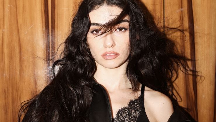 GEÇTİĞİMİZ YILIN    ‘STİL SAHİBİ KADIN OYUNCUSU’  HAZAR ERGÜÇLÜ   ELLE STYLE AWARDS 2026 SAHNESİNDE   BU KEZ ÖDÜL TAKDİM EDECEK