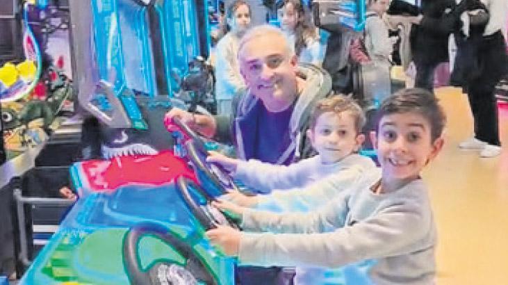 Çocuklarıyla çocuk oldu