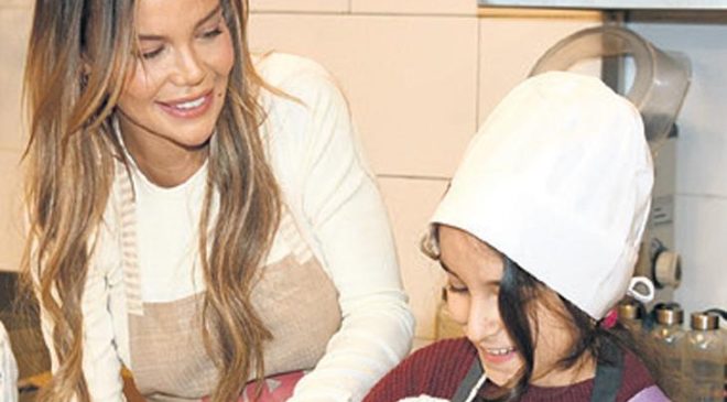 Çocuklarla mutfağa girdi