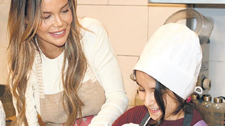 Çocuklarla mutfağa girdi