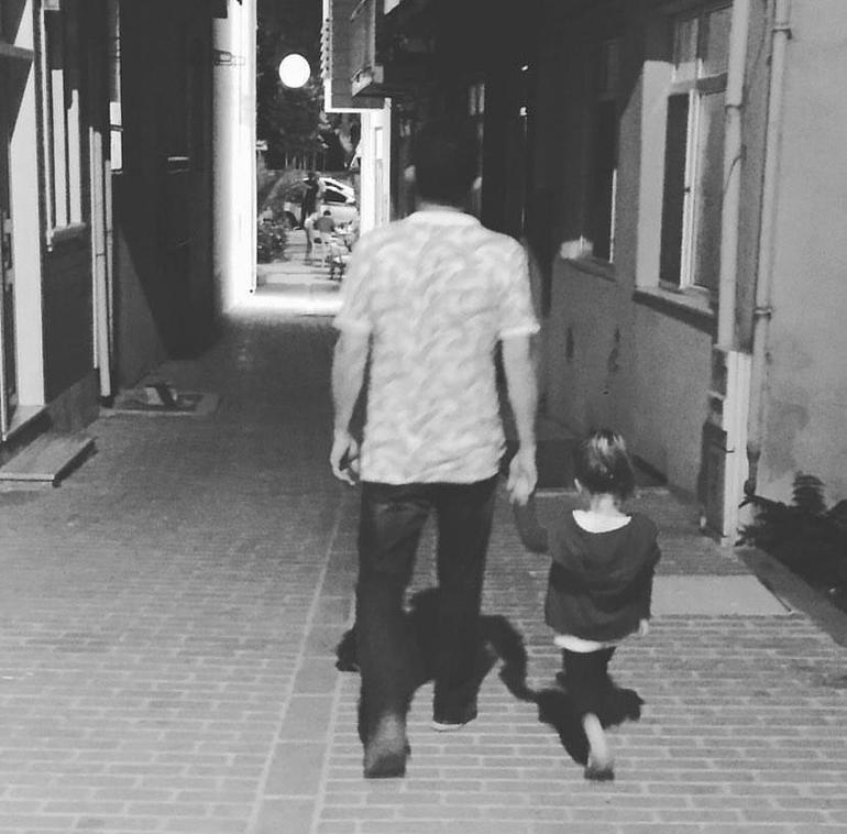 Galada duygusal anlar Babasını kaybeden çocuk oyuncu gözyaşlarını tutamadı