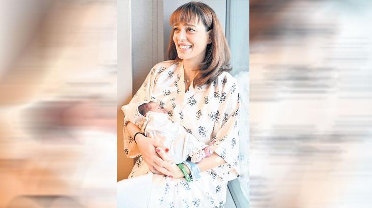 Oğlunu kucağına aldı