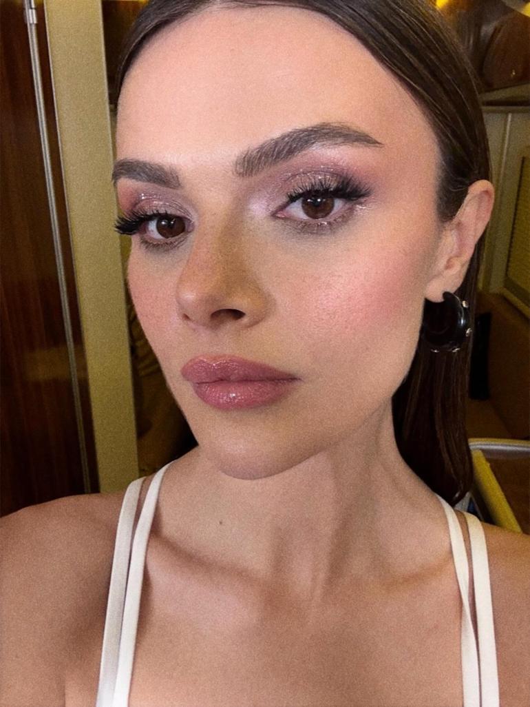 Uzak Şehirin Alyası ödüllere doyamıyor Sinem Ünsal geceye güzelliğiyle damga vurdu