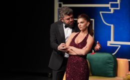 “Kaç Para Bi Fön?” Oyunu Prömiyerde Ayakta Alkışlandı