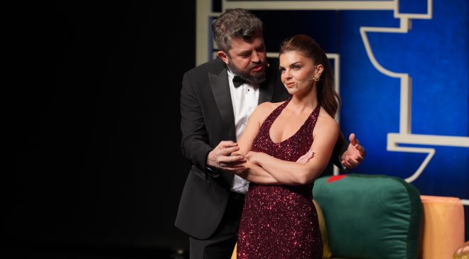 “Kaç Para Bi Fön?” Oyunu Prömiyerde Ayakta Alkışlandı