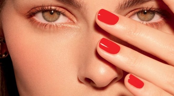 Kırmızı Ojenin Dönüşü: Gücün ve Yeni Nesil Feminenliğin Kültürel Manifestosu