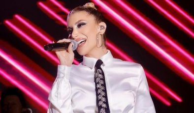 ‘Maskesiz’ pop yıldızı