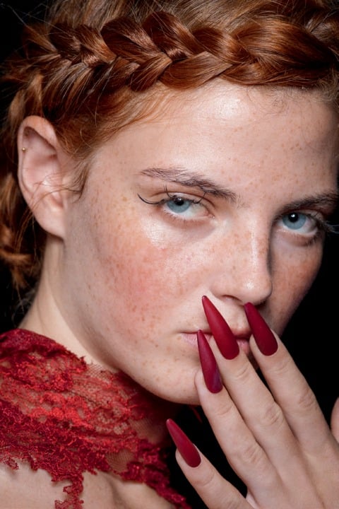 Kırmızı Ojenin Dönüşü: Gücün ve Yeni Nesil Feminenliğin Kültürel Manifestosu / 2