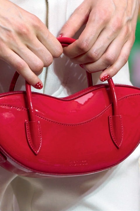 Kırmızı Ojenin Dönüşü: Gücün ve Yeni Nesil Feminenliğin Kültürel Manifestosu / 1