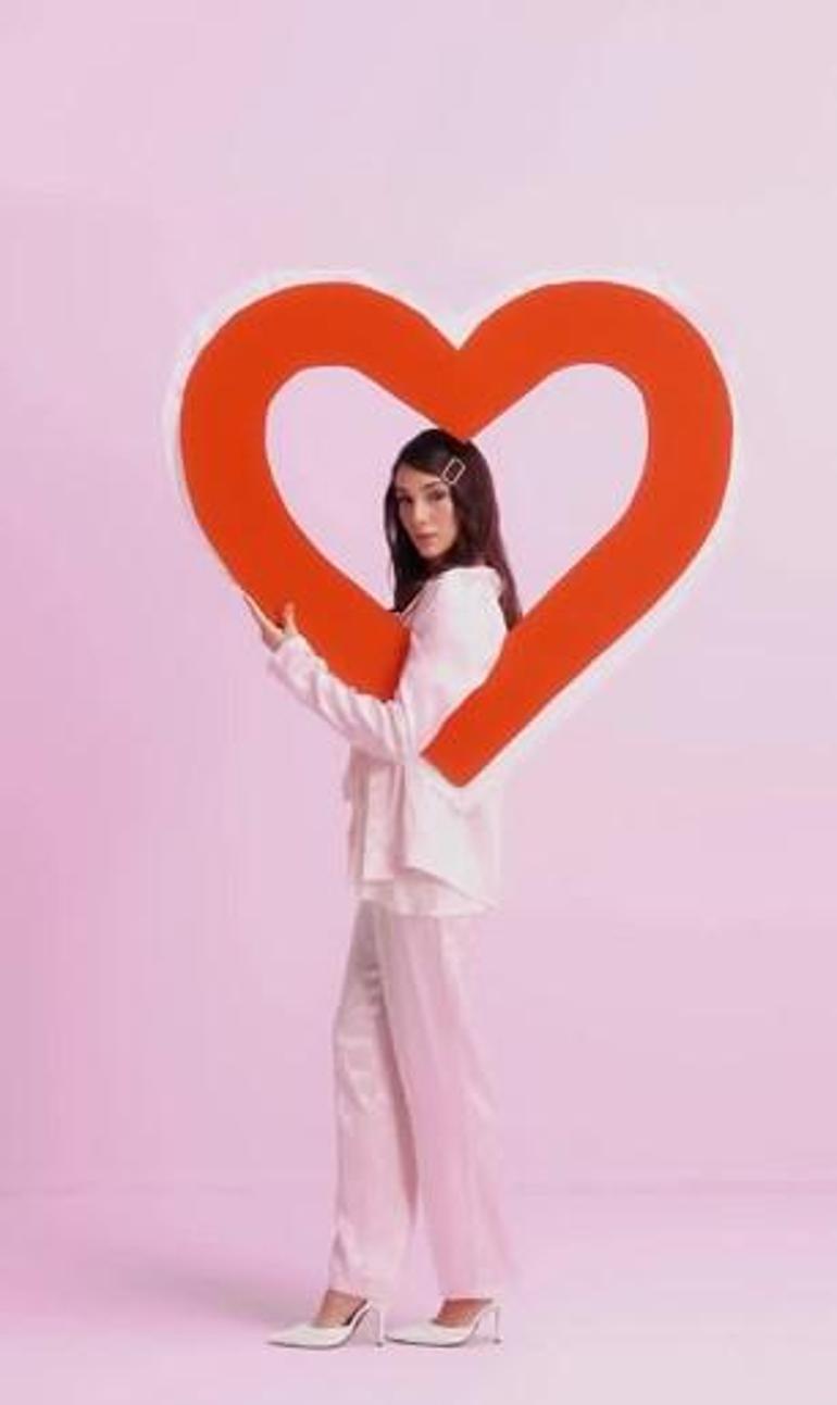 Zerrinden Sevgililer Günü pozu Hayranlarının kalbini fethetti