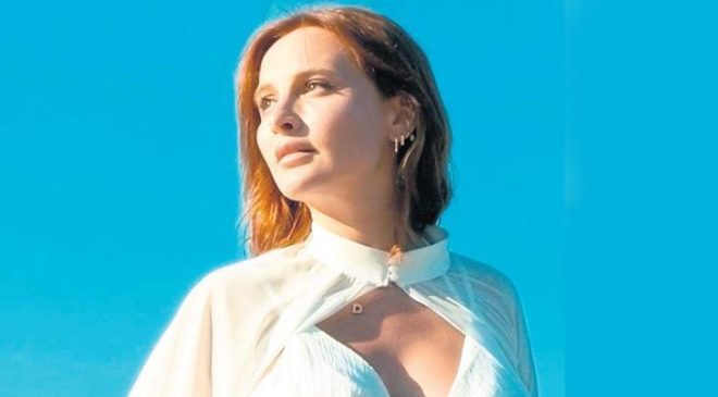 10 dilde 10 şarkı söyledi