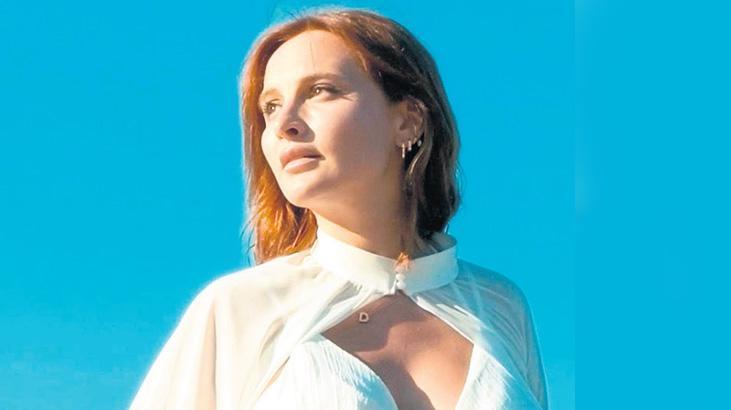 10 dilde 10 şarkı söyledi