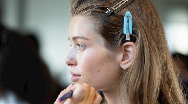 İlkbahar Işıltısı: Makyaj Çantanıza Ekleyebileceğiniz 10 Aydınlatıcı