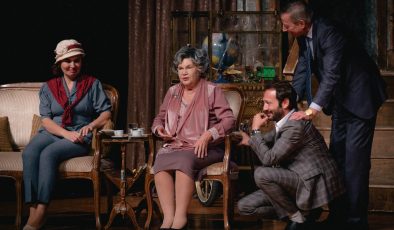 Nevra Serezli’nin tiyatroya döndüğü 11 ödüllü  Ağaçlar Ayakta Ölür Veda ediyor 