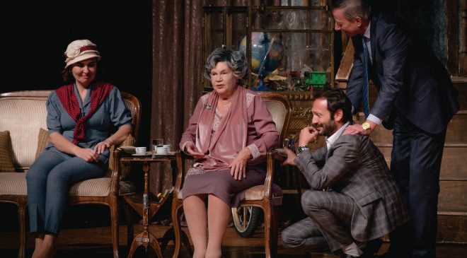 Nevra Serezli’nin tiyatroya döndüğü 11 ödüllü  Ağaçlar Ayakta Ölür Veda ediyor 