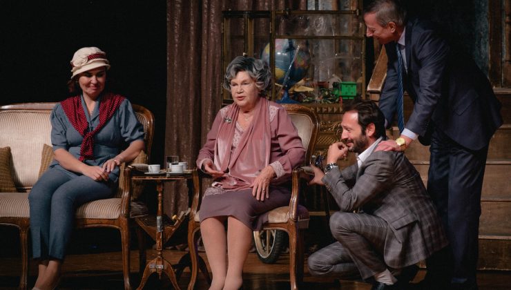 Nevra Serezli’nin tiyatroya döndüğü 11 ödüllü  Ağaçlar Ayakta Ölür Veda ediyor 