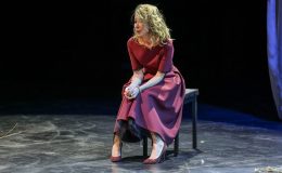 İNCİ TÜRKAY “LİSTE” İLE İSTANBUL PRÖMİYERİNDE AYAKTA ALKIŞLANDI