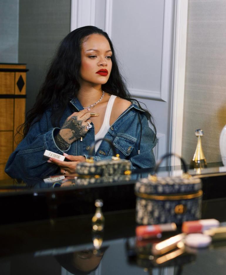 Beverly Hills’te korkutan anlar: Dünyaca ünlü şarkıcı Rihannanın malikanesine silahlı saldırı düzenlendi