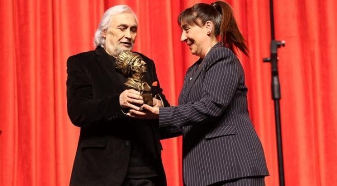 Binnur Kaya'ya İsmail Dümbüllü Ödülü! Sahnede duygusal anlar