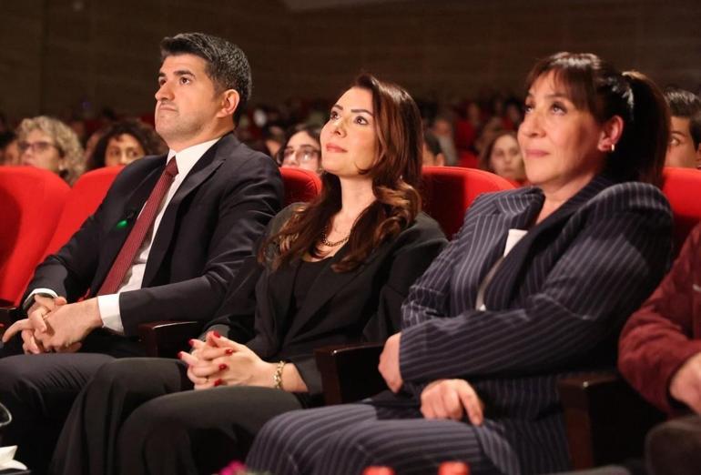 Binnur Kayaya İsmail Dümbüllü Ödülü Sahnede duygusal anlar