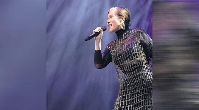 Dilek kıyafetiyle söyledi