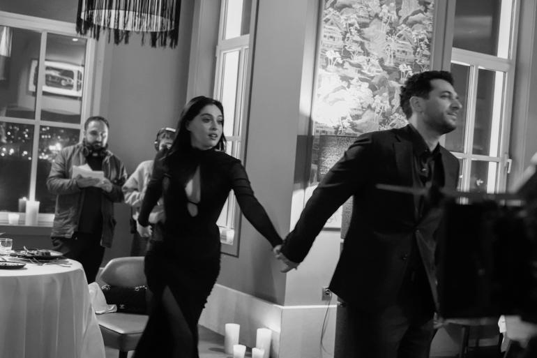 Güller ve dudaklar şimdi Zeynep için otelini kapattı