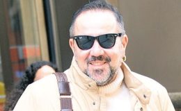 Kıyafetleri eğitim için bağışlıyor!