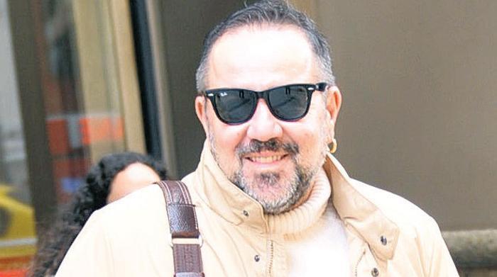 Kıyafetleri eğitim için bağışlıyor!