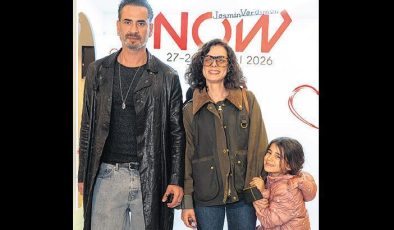 Kızına sanatı aşılıyor