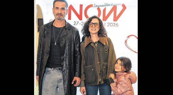 Kızına sanatı aşılıyor