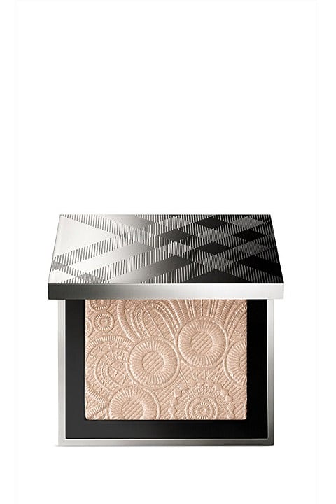 İlkbahar Işıltısı: Makyaj Çantanıza Ekleyebileceğiniz 10 Aydınlatıcı / 1