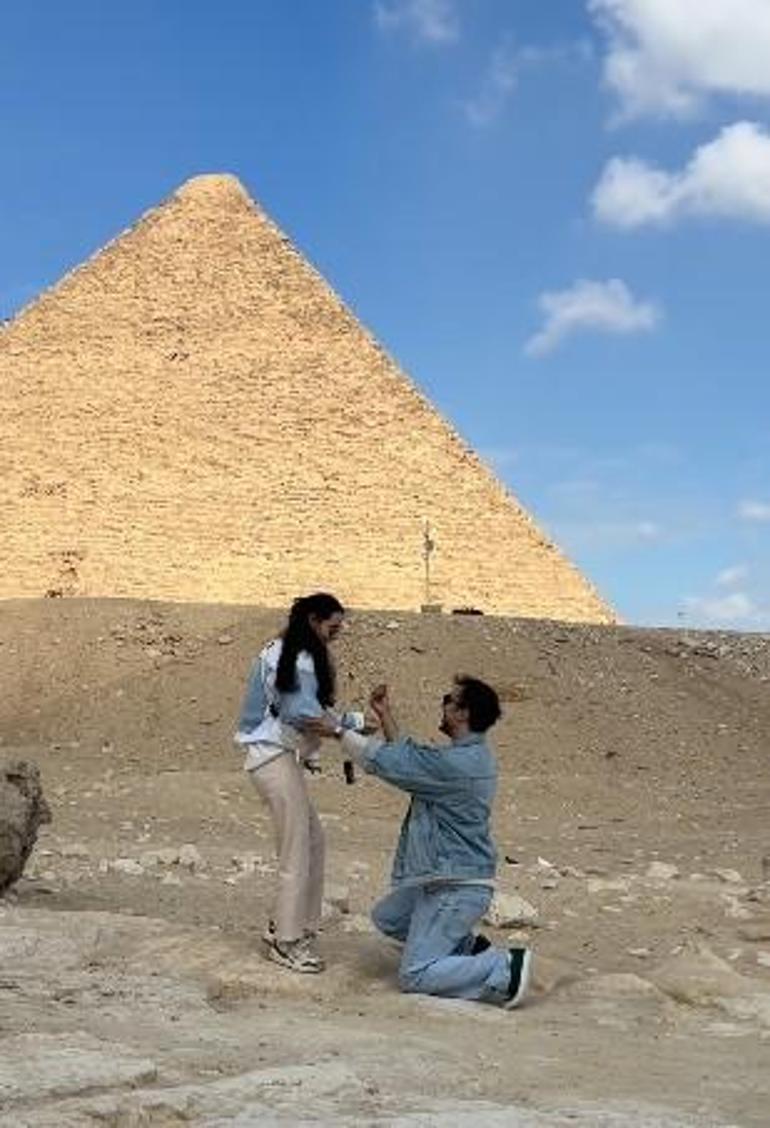 Mısır piramitleri önünde romantik teklif: Doğaç Yıldız evlilik yolunda ilk adımı attı