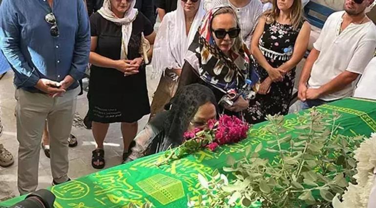 Safiye Soymandan duygusal paylaşım Bayramda vefat eden oğlunun mezarını ziyaret etti