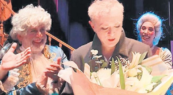 Sahnede sürpriz kutlama