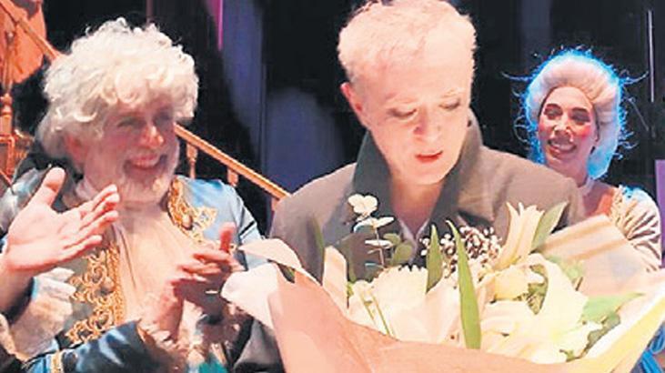 Sahnede sürpriz kutlama