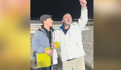 Sokak müzisyeniyle düet