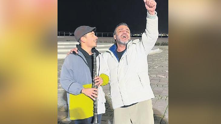 Sokak müzisyeniyle düet