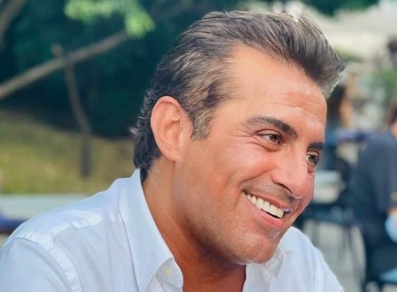 Aşkın Karanlık Yüzüne Yolculuk: “İnsan Aplikasyonları” Okurla Buluşuyor